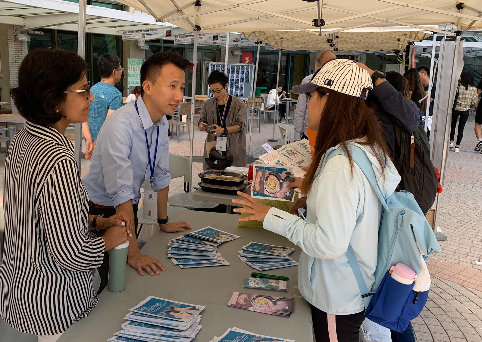 平機會員工在會議上設置了攤位，向與會者講解《打破沉默：本港大學生性騷擾調查研究》的結果。